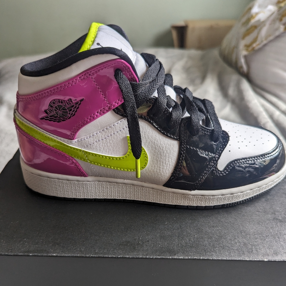 Air Jordan 1 Mid SE Cyber-Active Fuchsia